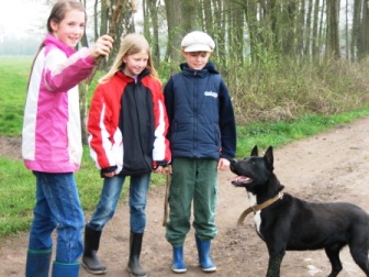 Bild: Kinder beim Hundespaziergang.